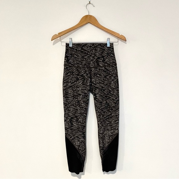 Lululemon Wunder Under Crop Scallop Full-On Luxtreme in Origami Lace Mul… - Picture 5 of 9